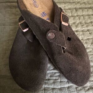 Women’s Birkenstock Boston Mocha 
NARROW FIT 40
Dark Brown Suede 
Nearly new